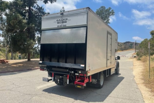 17′ F550 Super Cube Tow Unit – Tow Hitch & Liftgate