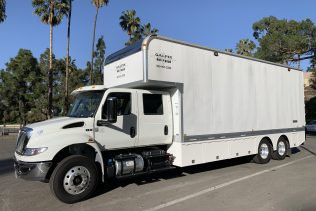 26′ Crew Cab 10 Ton with Liftgate (Commercial License Required)