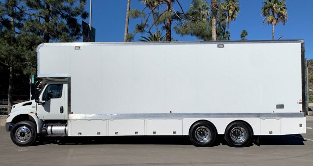 30′ Regular Cab 10-Ton with Liftgate (Commercial License Required)