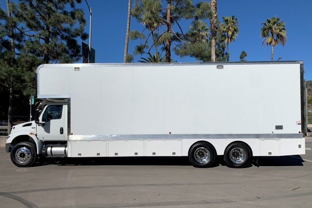 30′ Regular Cab 10-Ton with Liftgate (Commercial License Required)
